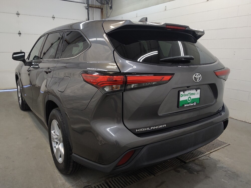 2022 Toyota Highlander in Fairfield, OH 45014 - 18099492 5