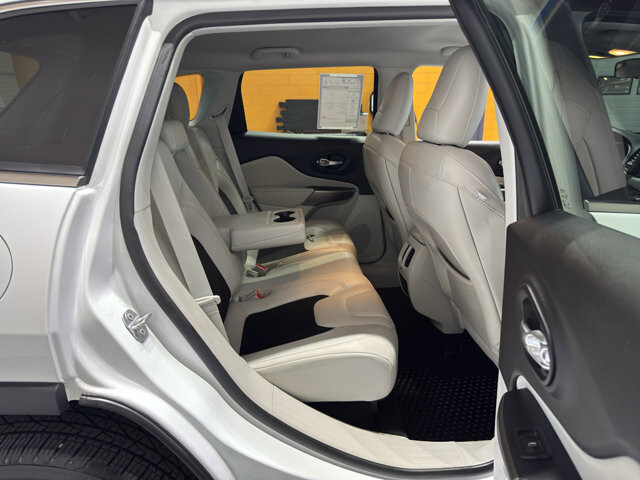 2020 Jeep Cherokee in Burlington, WI 53105 - 18099589 19