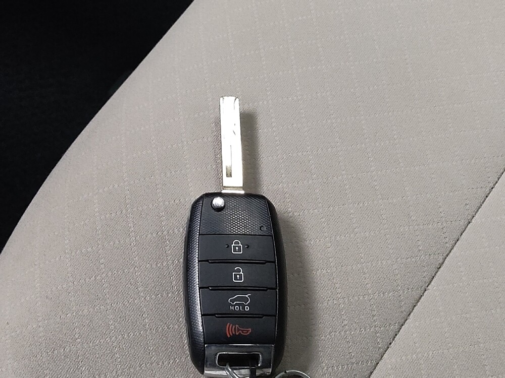 2017 Kia Sorento in Lubbock, TX 79424 - 18099630 32