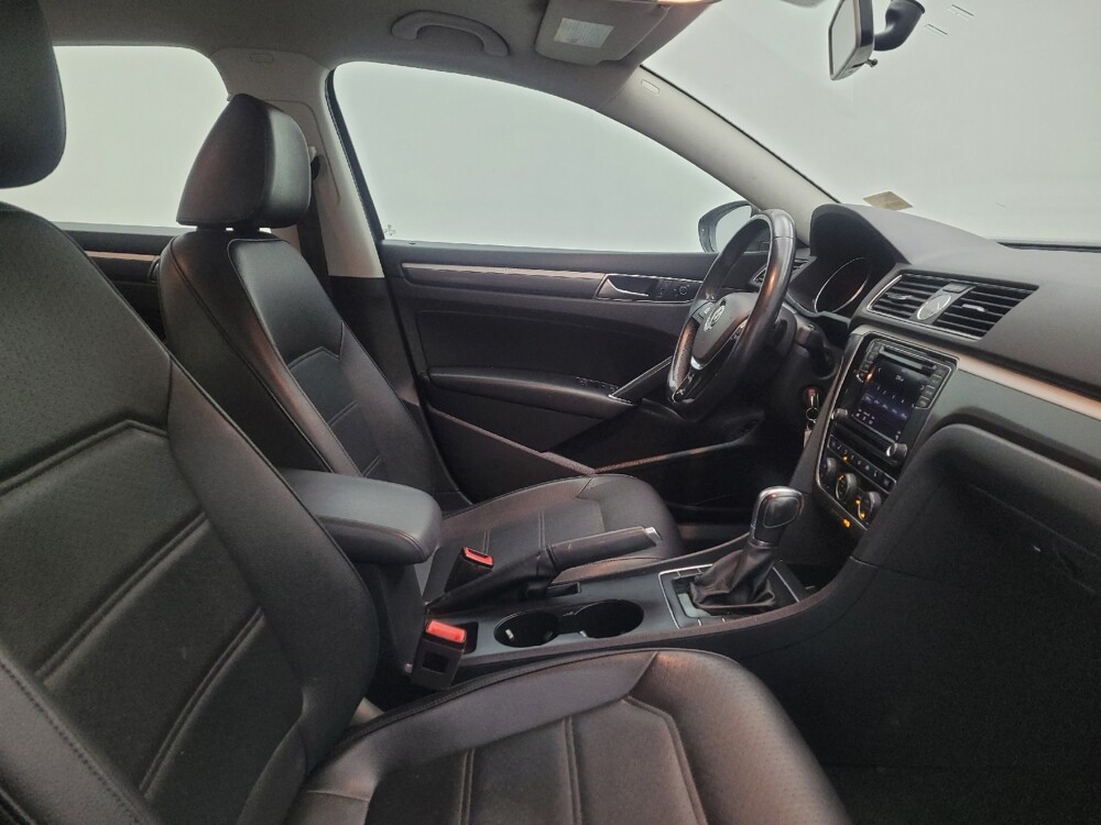 2017 Volkswagen Passat in Cincinnati, OH 45255 - 18100214 21