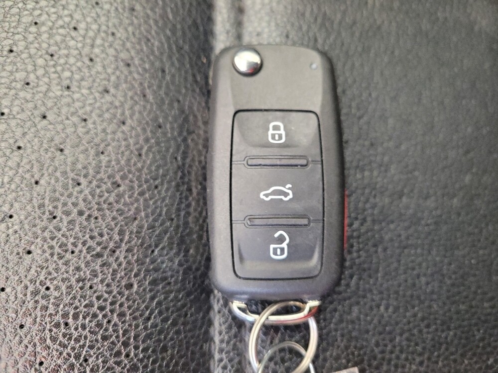 2017 Volkswagen Passat in Cincinnati, OH 45255 - 18100214 32