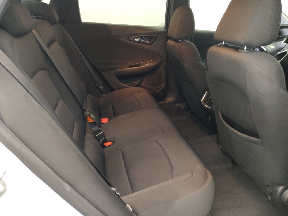 2018 Chevrolet Malibu in Clearwater, FL 33764 - 18100301 19