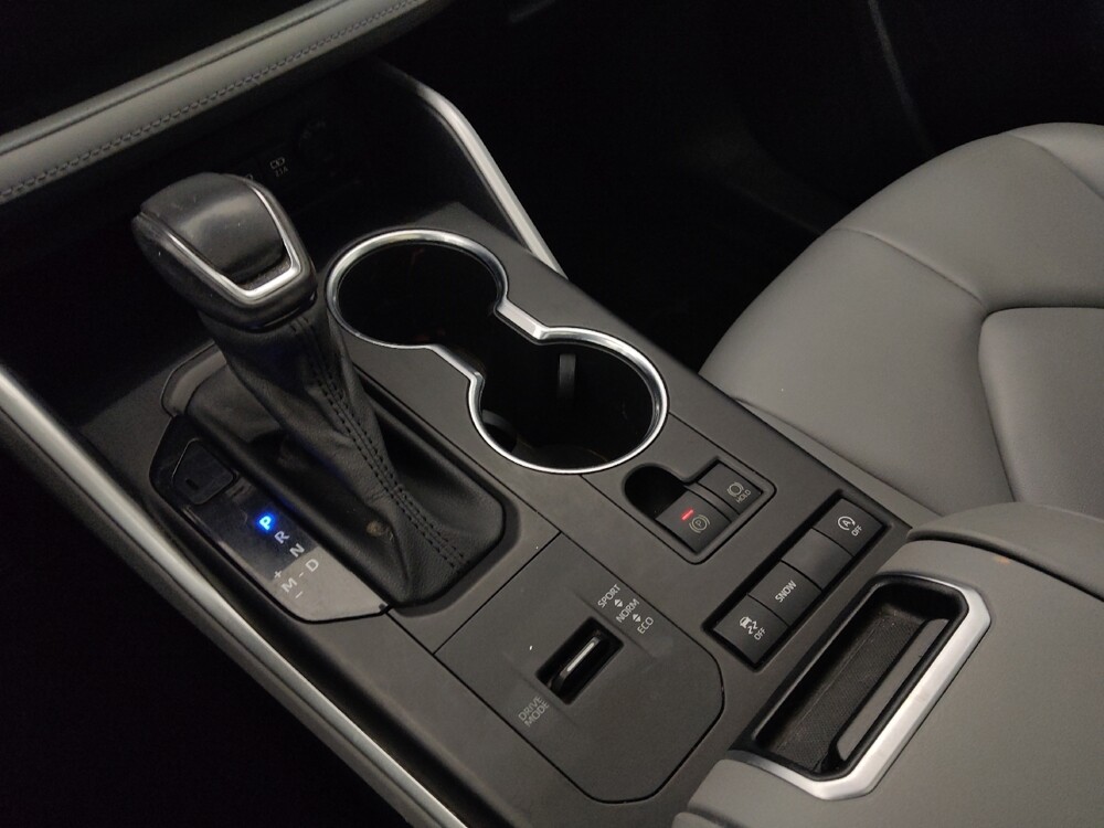 2021 Toyota Highlander in Topeka, KS 66611 - 18100353 26