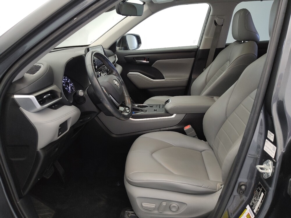 2021 Toyota Highlander in Topeka, KS 66611 - 18100353 17