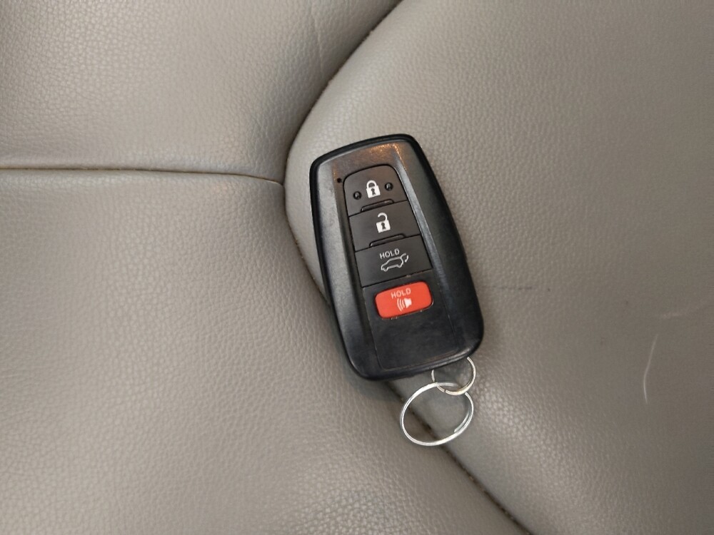 2021 Toyota Highlander in Topeka, KS 66611 - 18100353 32