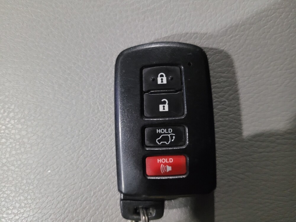 2019 Toyota Highlander in Newport News, VA 23601 - 18100370 32