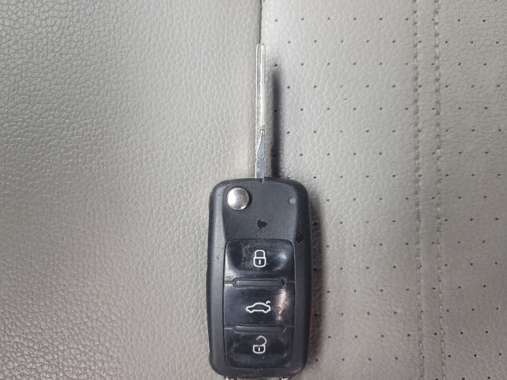 2015 Volkswagen Passat in Ft Wayne, IN 46805 - 18100778 32