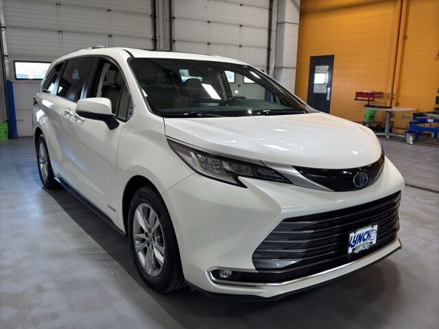 2021 Toyota Sienna in Burlington, WI 53105 - 18101022 7