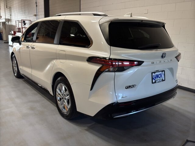 2021 Toyota Sienna in Burlington, WI 53105 - 18101022 3