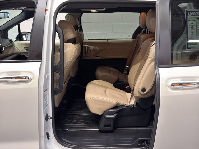 2021 Toyota Sienna in Burlington, WI 53105 - 18101022 13