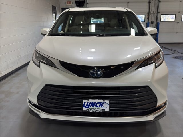 2021 Toyota Sienna in Burlington, WI 53105 - 18101022 8