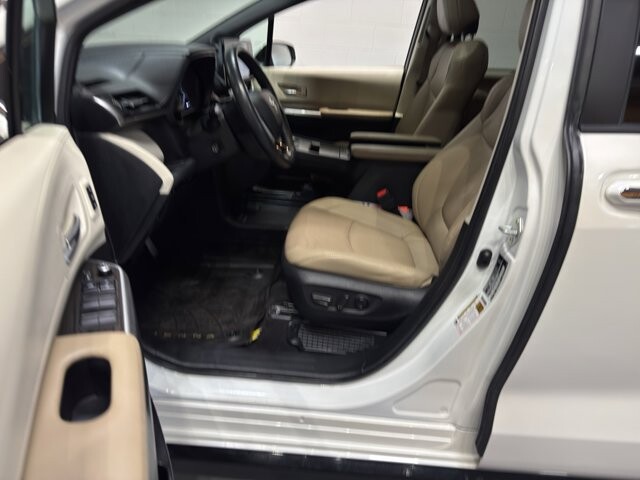 2021 Toyota Sienna in Burlington, WI 53105 - 18101022 20