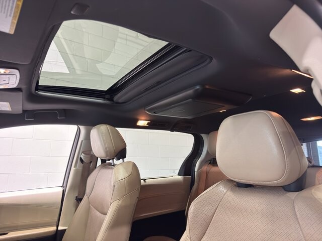 2021 Toyota Sienna in Burlington, WI 53105 - 18101022 44