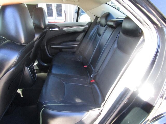 2019 Chrysler 300 in Tampa, FL 33604-6914 - 18101032 9