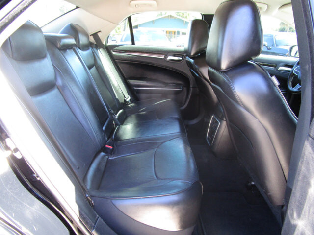 2019 Chrysler 300 in Tampa, FL 33604-6914 - 18101032 8