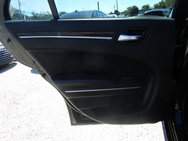 2019 Chrysler 300 in Tampa, FL 33604-6914 - 18101032 16