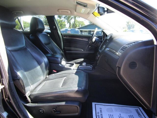 2019 Chrysler 300 in Tampa, FL 33604-6914 - 18101032 6