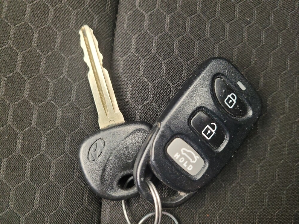 2020 Hyundai Elantra in Louisville, KY 40258 - 18101424 32