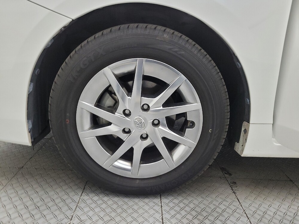 2015 Toyota Prius V in Glendale, AZ 85301 - 18101482 31