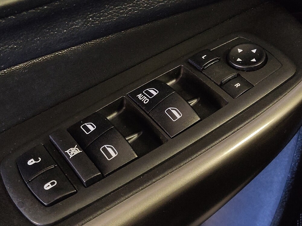 2019 Jeep Cherokee in Houston, TX 77074 - 18101692 27