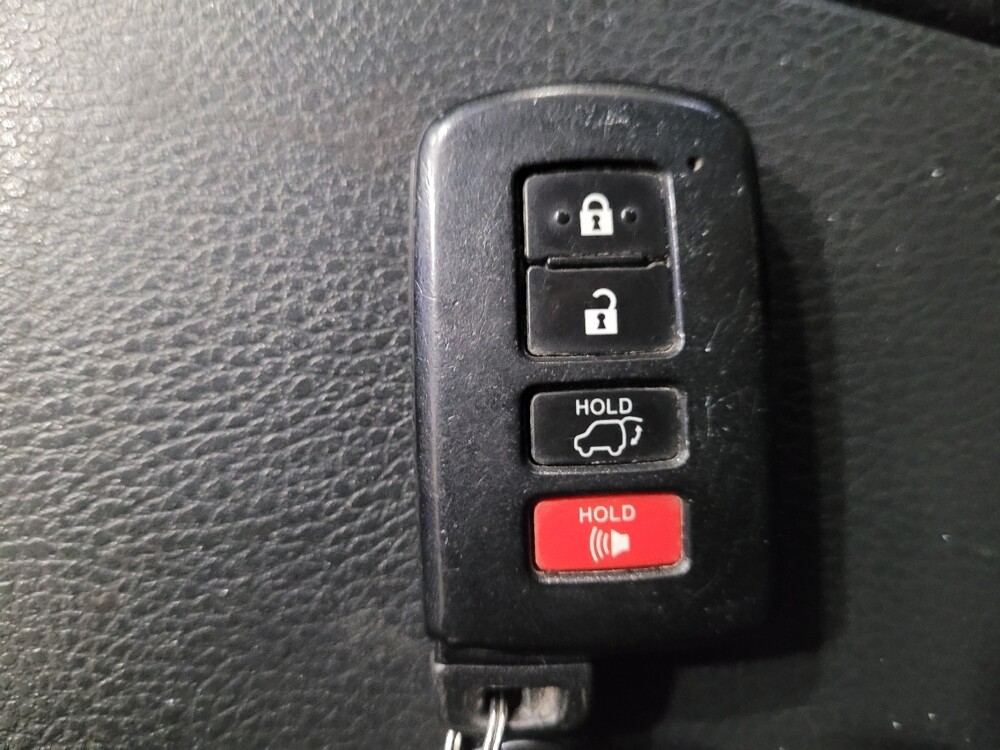 2019 Toyota Highlander in New Castle, DE 19720 - 18101784 32