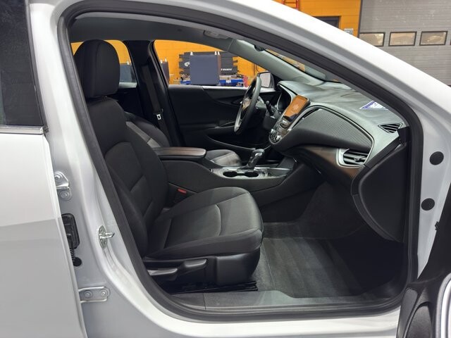 2025 Chevrolet Malibu in Burlington, WI 53105 - 18102016 16