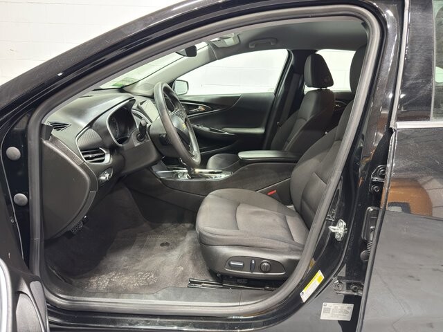 2024 Chevrolet Malibu in Burlington, WI 53105 - 18102018 13
