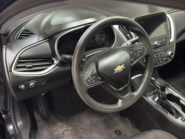 2024 Chevrolet Malibu in Burlington, WI 53105 - 18102018 15