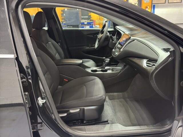 2024 Chevrolet Malibu in Burlington, WI 53105 - 18102018 16