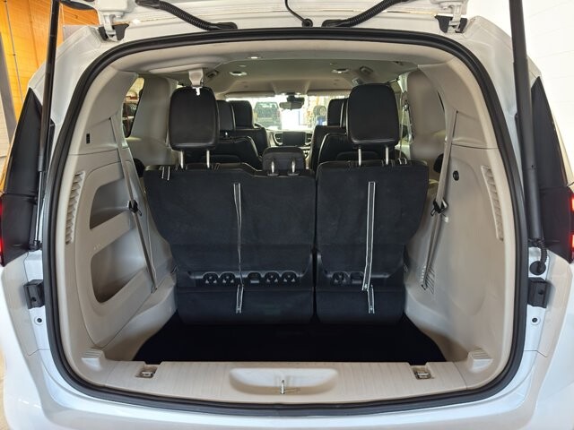 2024 Chrysler Pacifica in Burlington, WI 53105 - 18102082 20