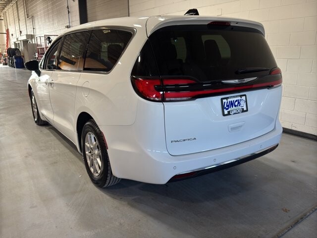 2024 Chrysler Pacifica in Burlington, WI 53105 - 18102082 3
