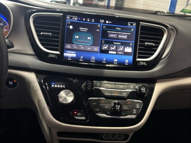 2024 Chrysler Pacifica in Burlington, WI 53105 - 18102082 28