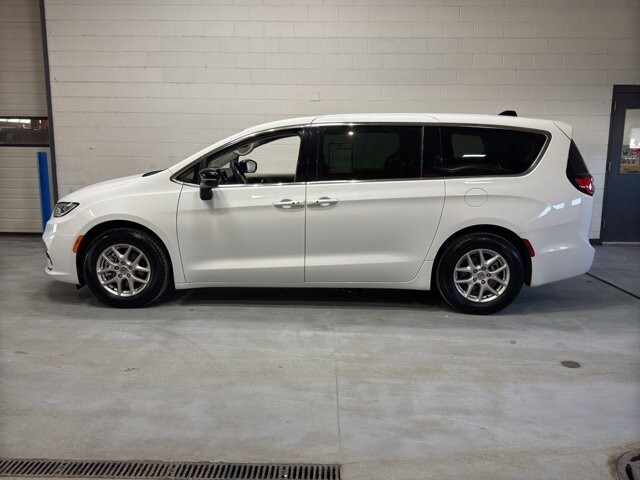2024 Chrysler Pacifica in Burlington, WI 53105 - 18102082 2