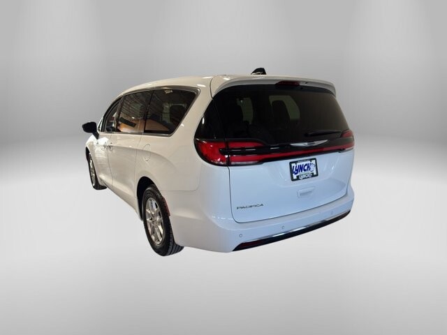 2024 Chrysler Pacifica in Burlington, WI 53105 - 18102082 3