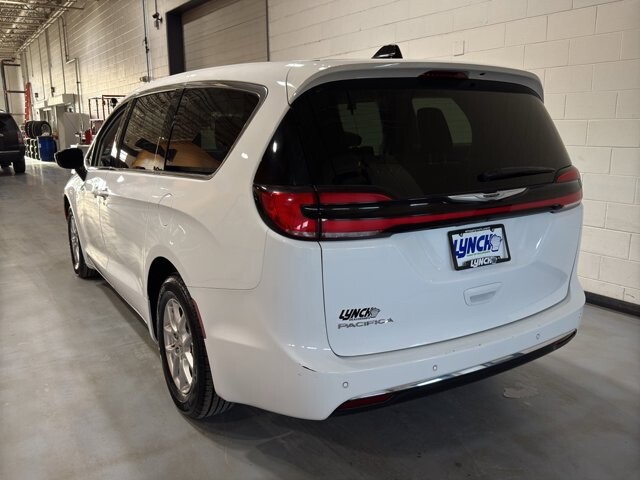 2024 Chrysler Pacifica in Burlington, WI 53105 - 18102086 2