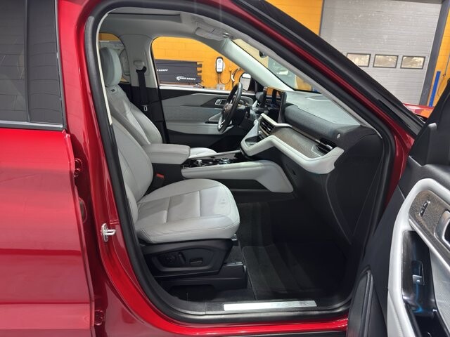 2025 Ford Explorer in Burlington, WI 53105 - 18102128 21