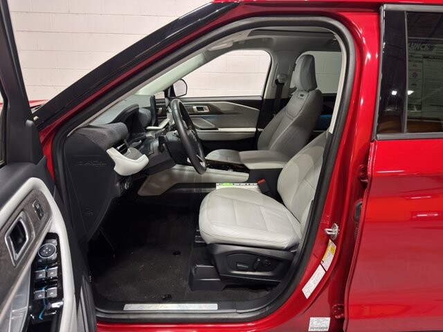 2025 Ford Explorer in Burlington, WI 53105 - 18102128 18