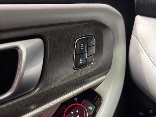 2025 Ford Explorer in Burlington, WI 53105 - 18102128 38