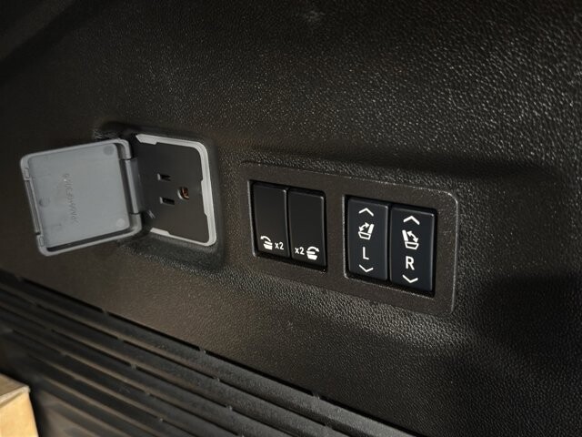 2024 GMC Yukon XL in Burlington, WI 53105 - 18102131 26