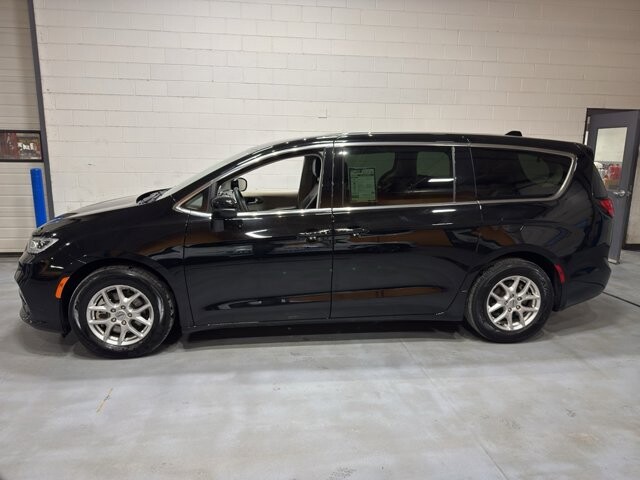 2024 Chrysler Pacifica in Burlington, WI 53105 - 18102145 2