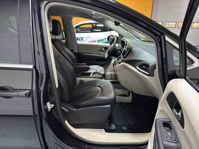 2024 Chrysler Pacifica in Burlington, WI 53105 - 18102145 20