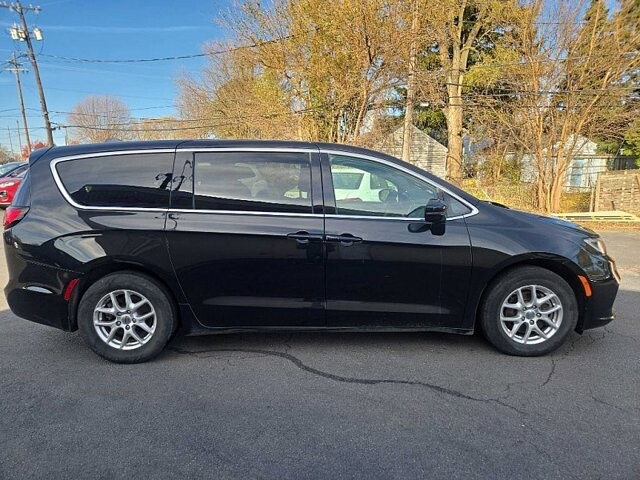 2024 Chrysler Pacifica in Oregon, OH 43616 - 18103838 6
