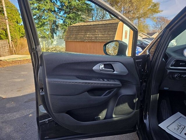 2024 Chrysler Pacifica in Oregon, OH 43616 - 18103838 9