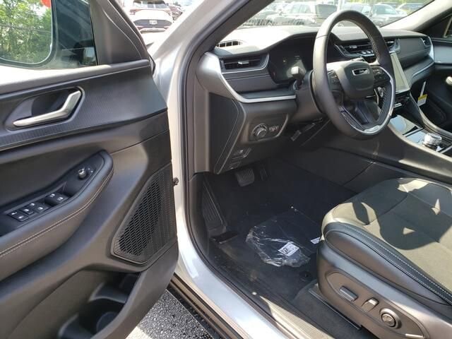 2025 Jeep Grand Cherokee L in Bedford, OH 44146 - 18103842 6