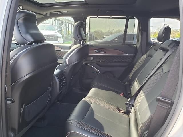 2023 Jeep Grand Cherokee in Bedford, OH 44146 - 18103857 7