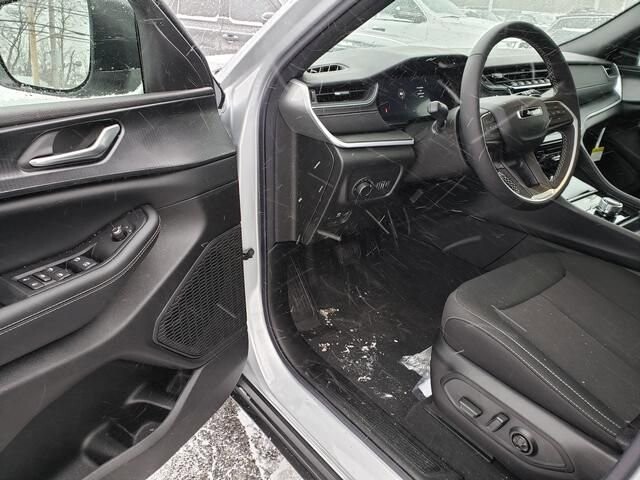 2025 Jeep Grand Cherokee L in Bedford, OH 44146 - 18103861 6