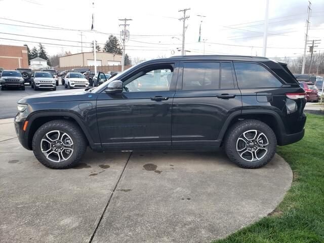 2024 Jeep Grand Cherokee in Bedford, OH 44146 - 18103886 3