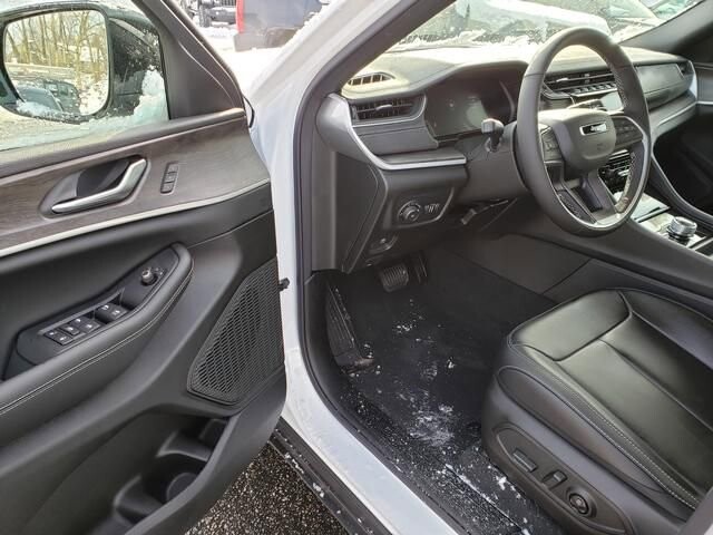 2025 Jeep Grand Cherokee in Bedford, OH 44146 - 18103893 6