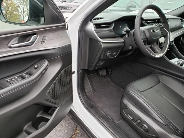 2025 Jeep Grand Cherokee L in Bedford, OH 44146 - 18103905 6