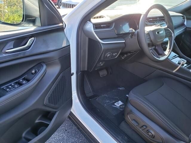 2025 Jeep Grand Cherokee L in Bedford, OH 44146 - 18103912 6
